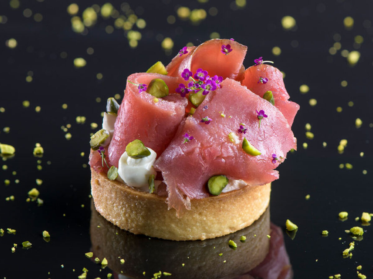 Las recetas de atún ahumado ofrecen una experiencia culinaria única, combinando el sabor intenso y ahumado del atún con una variedad de ingredientes y técnicas de preparación.