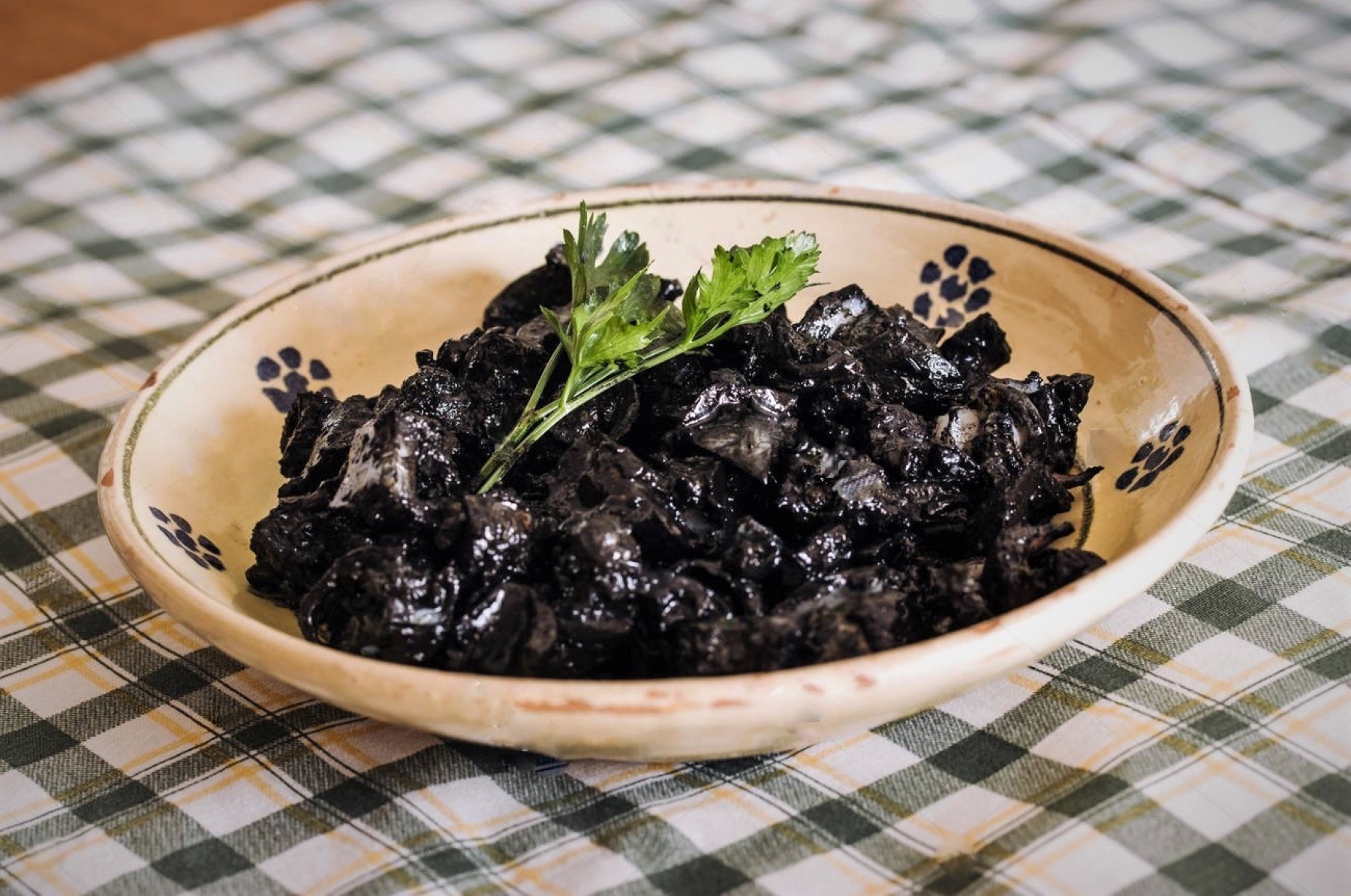 Explora la tradición milenaria de la receta gallega de chocos en su tinta