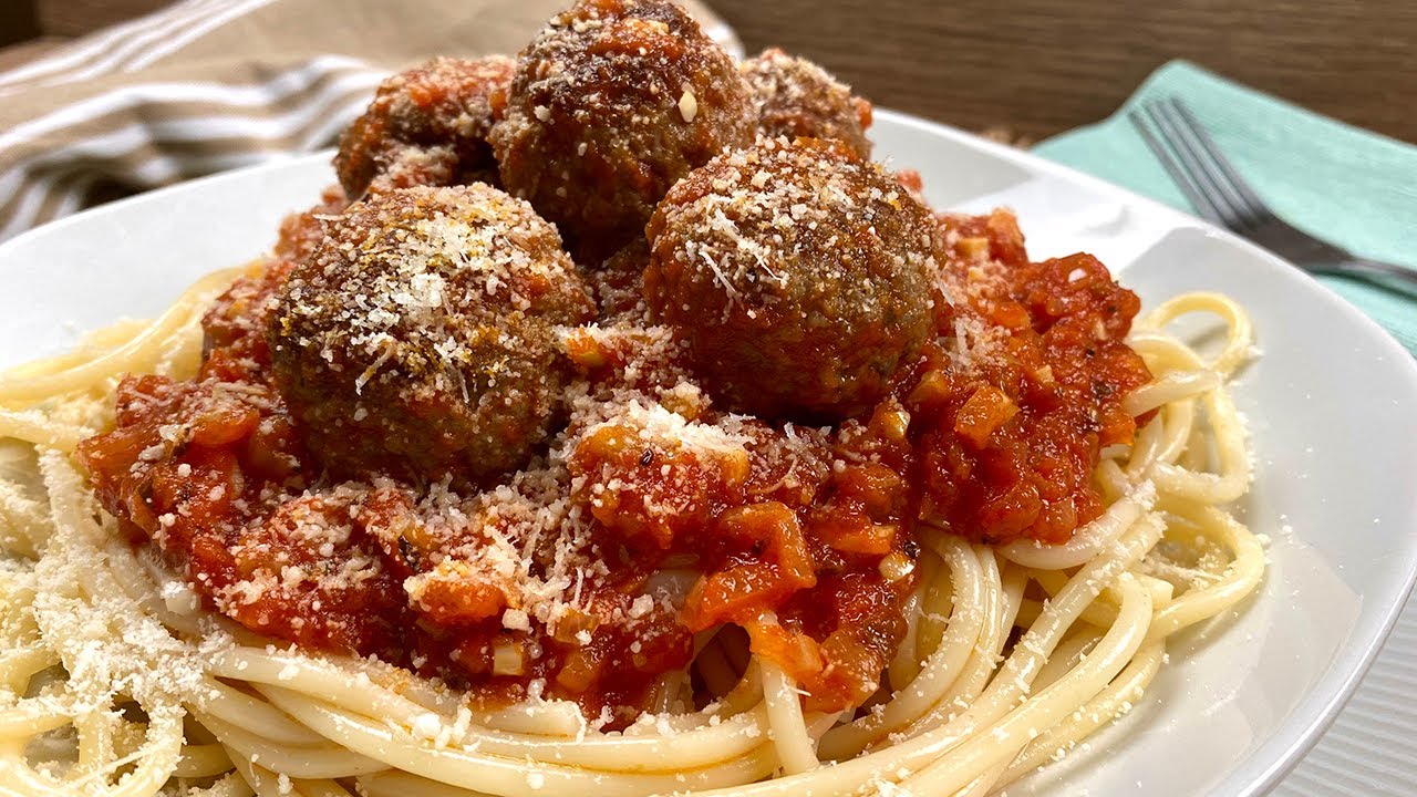 La receta italiana de espagueti con albóndigas puede ser parte de una dieta equilibrada cuando se prepara con ingredientes frescos y se consume con moderación.