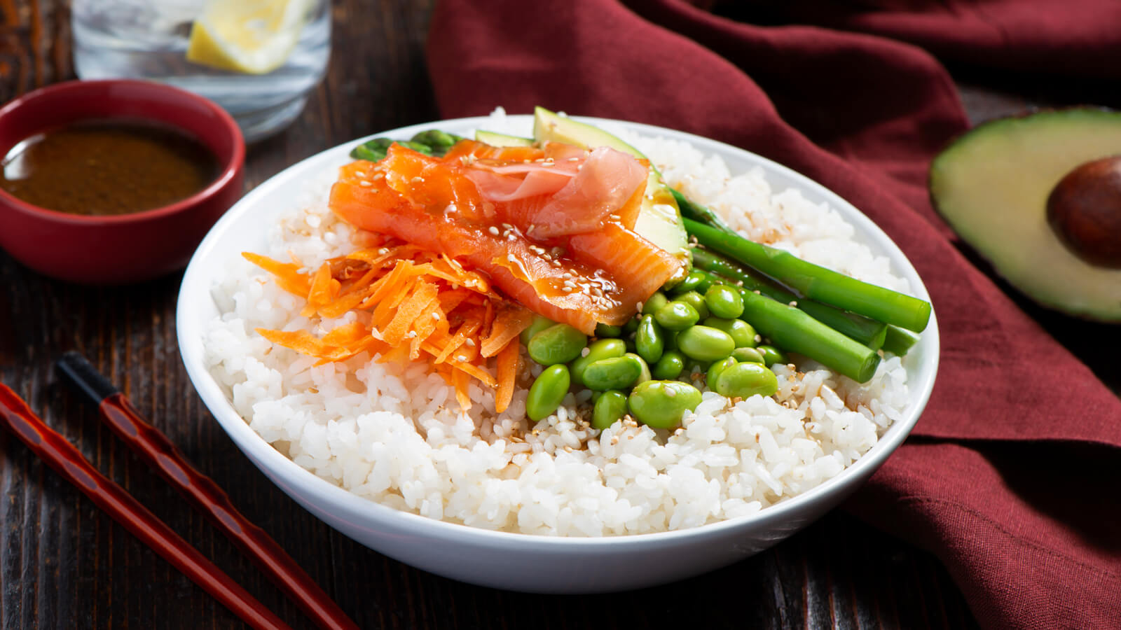 Explora la deliciosa fusión de la receta poke salmón y aguacate