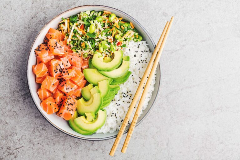 Explora la deliciosa fusión de la receta poke salmón y aguacate