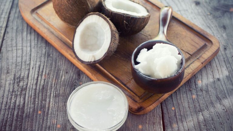 Cocinar con aceite de coco: sus beneficios y desventajas