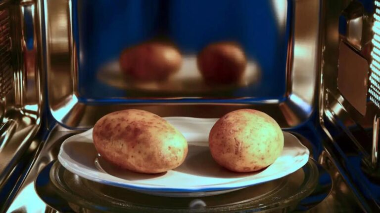 Aprende cómo cocer patatas en el microondas en un dos por tres