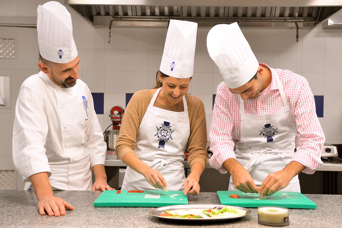 ¡Enciendan los fogones juntos! una guía de los mejores cursos de cocina en pareja de Madrid